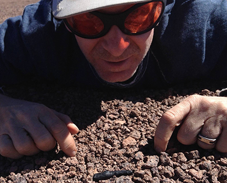 Luc Labenne en pleine chasse aux météorites